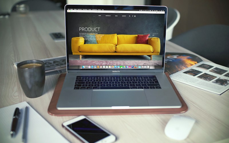 Laptop met een website op het scherm